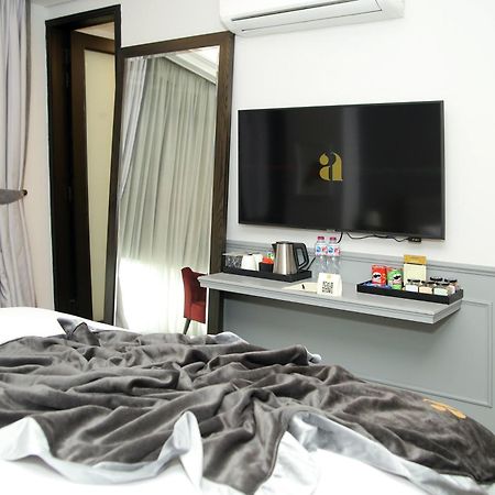 Ambiance Boutique Art Hotel 라호르 객실 사진 A television in a hotel room