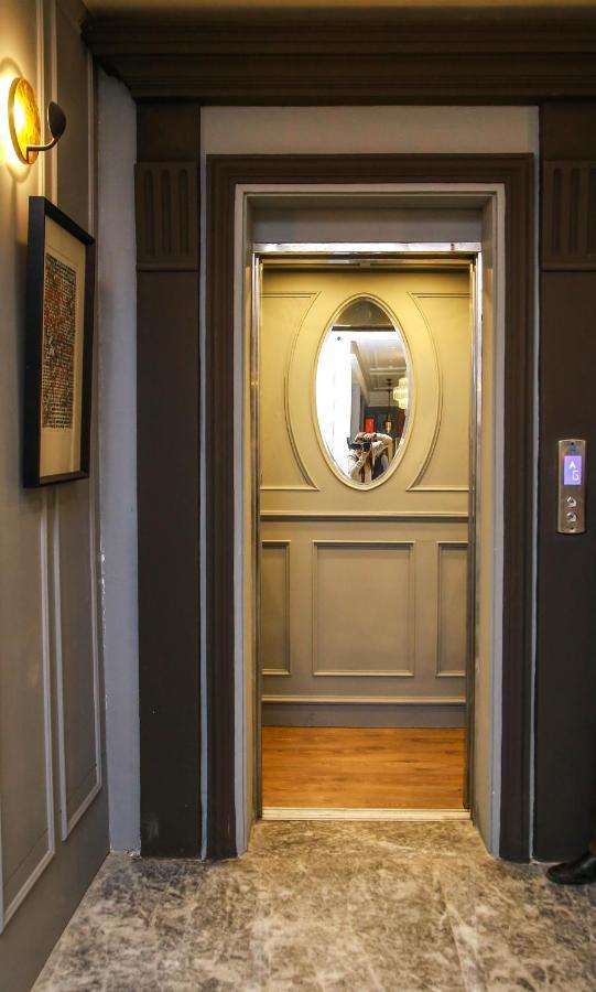 Ambiance Boutique Art Hotel 라호르 외부 사진 A mirror in a lift