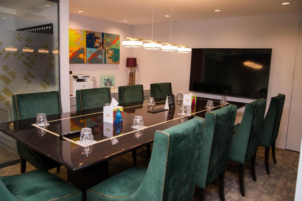 Ambiance Boutique Art Hotel 라호르 외부 사진 The boardroom at the 2018 edition of the World Economic Forum on the Middle East, Africa and Eurasia