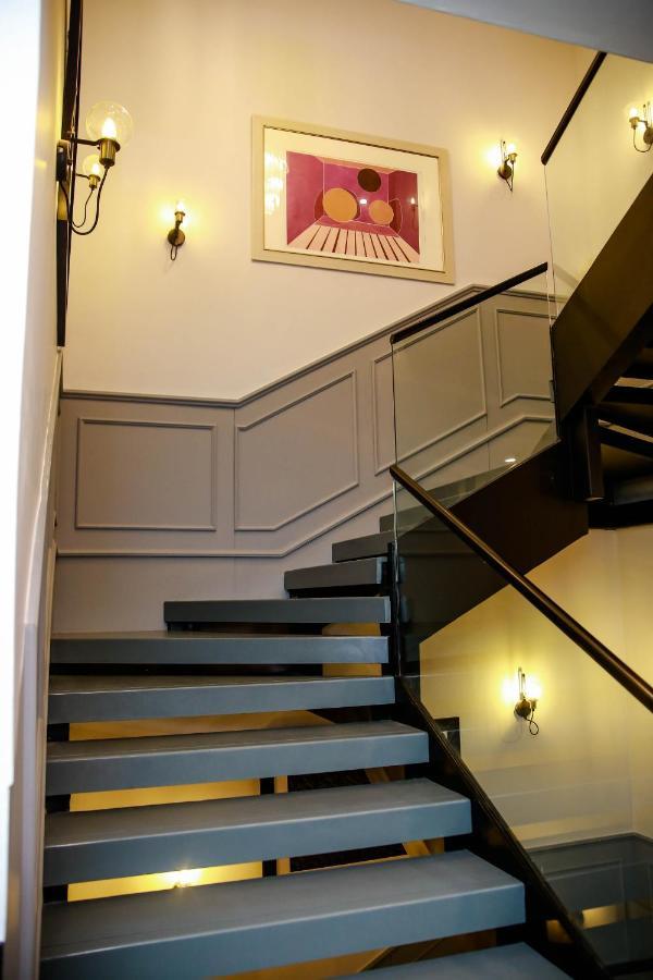 Ambiance Boutique Art Hotel 라호르 외부 사진 A wainscoting on a staircase