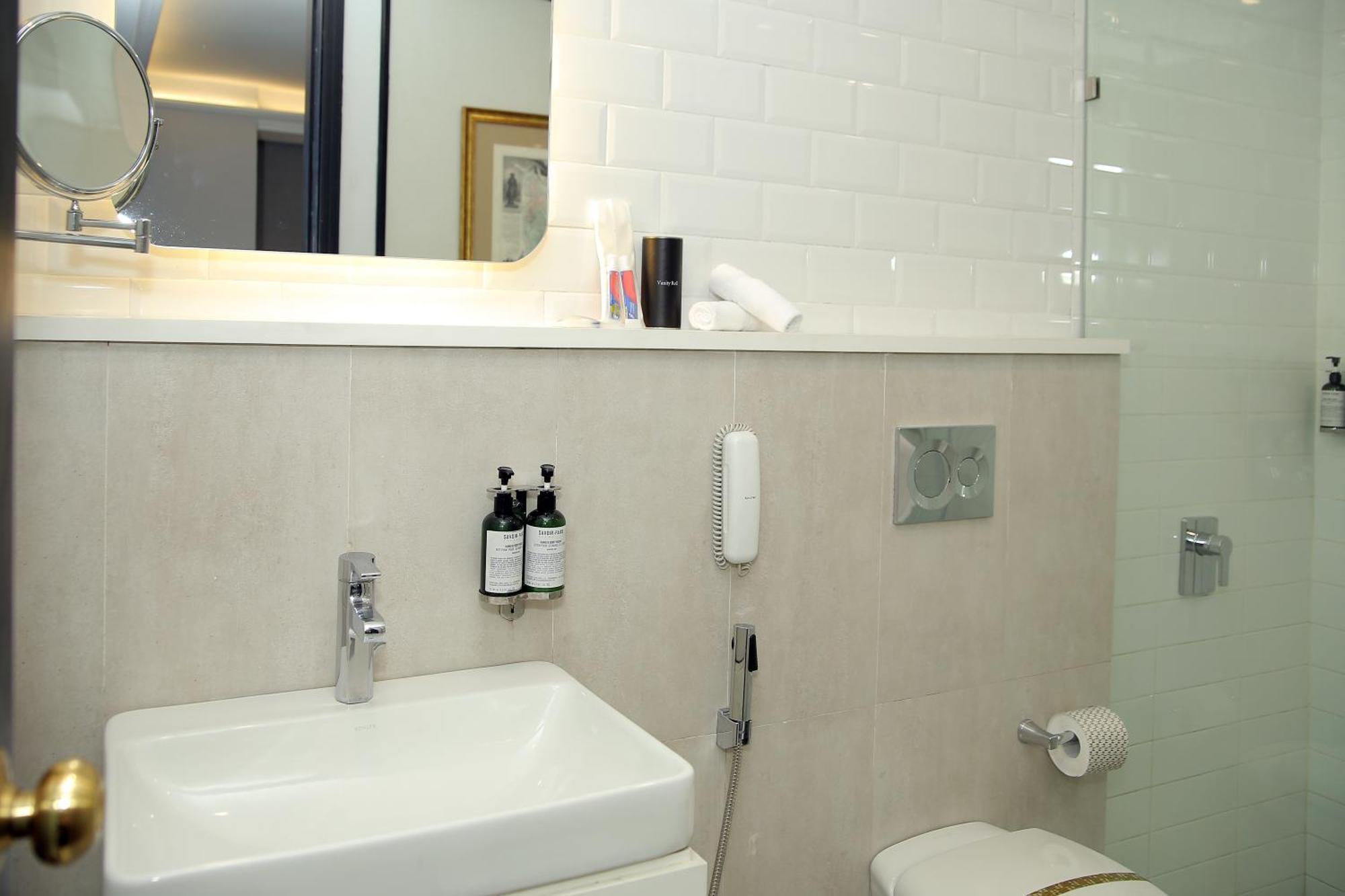 Ambiance Boutique Art Hotel 라호르 객실 사진 Bathroom in a hotel
