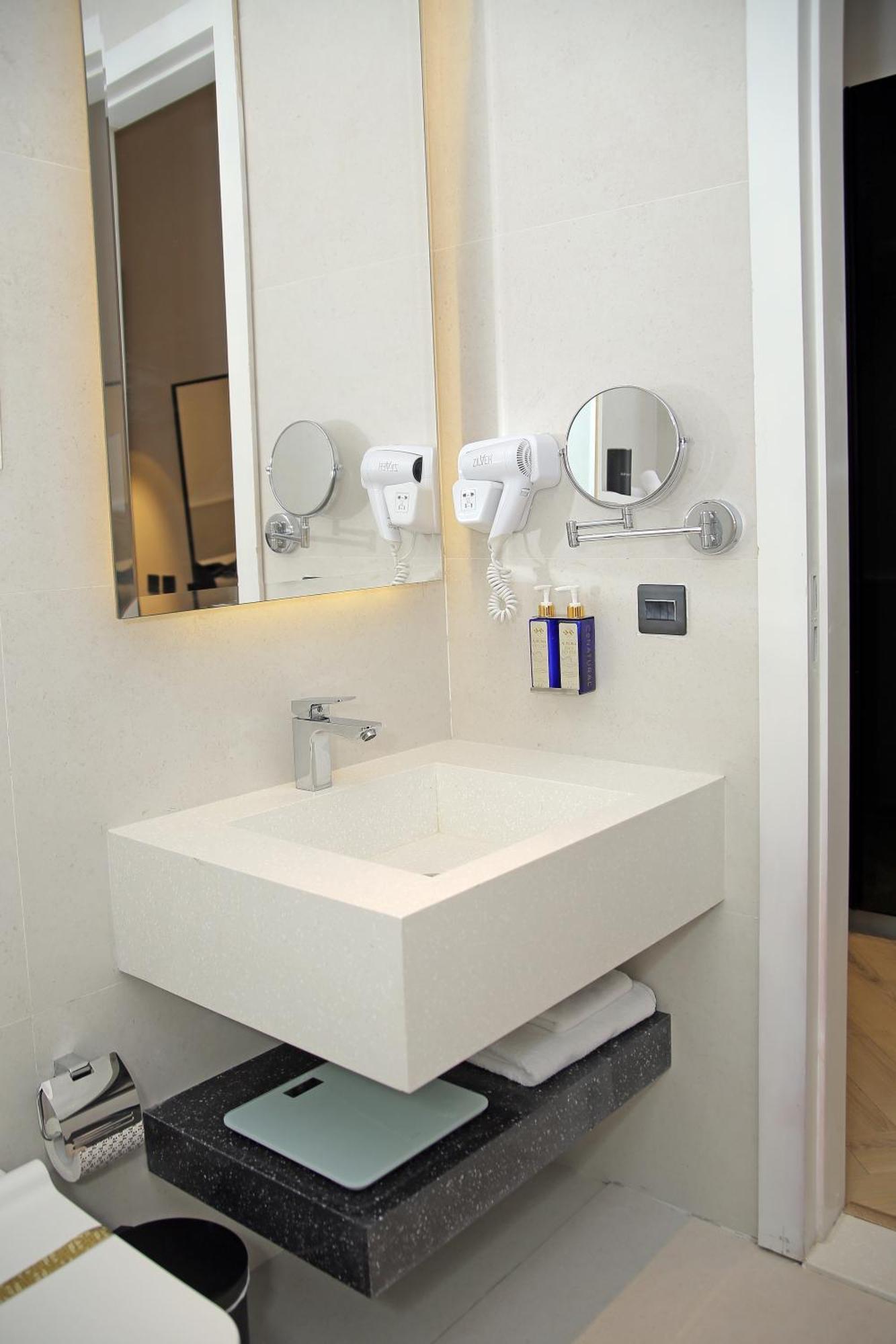 Ambiance Boutique Art Hotel 라호르 객실 사진 A wall mounted hair dryer in a hotel bathroom