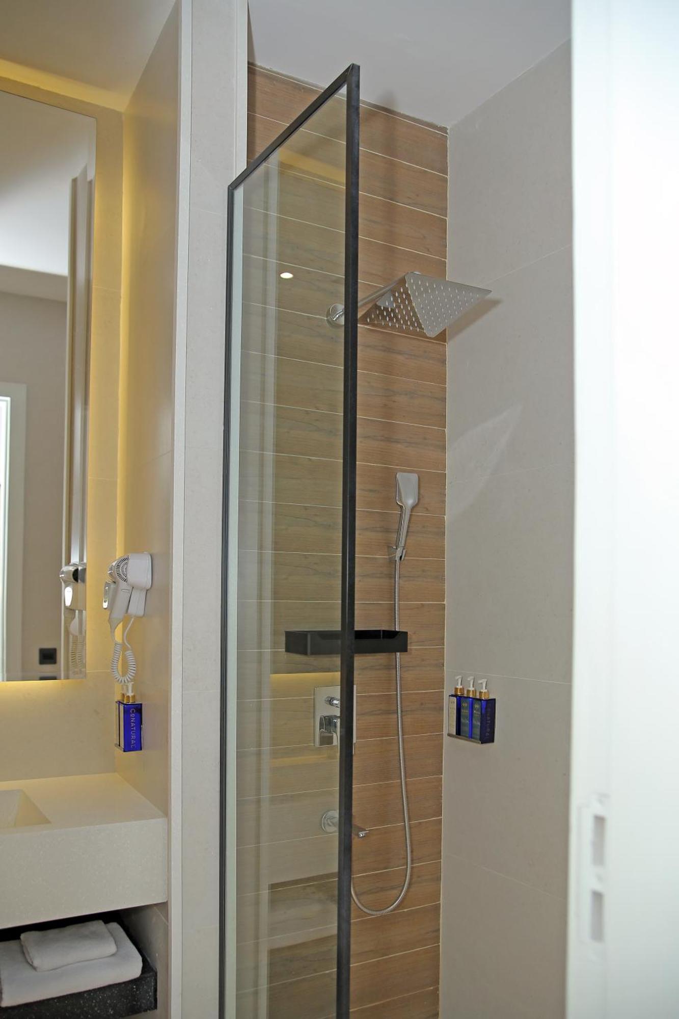 Ambiance Boutique Art Hotel 라호르 외부 사진 A shower with a fixed shower head and a handheld shower head
