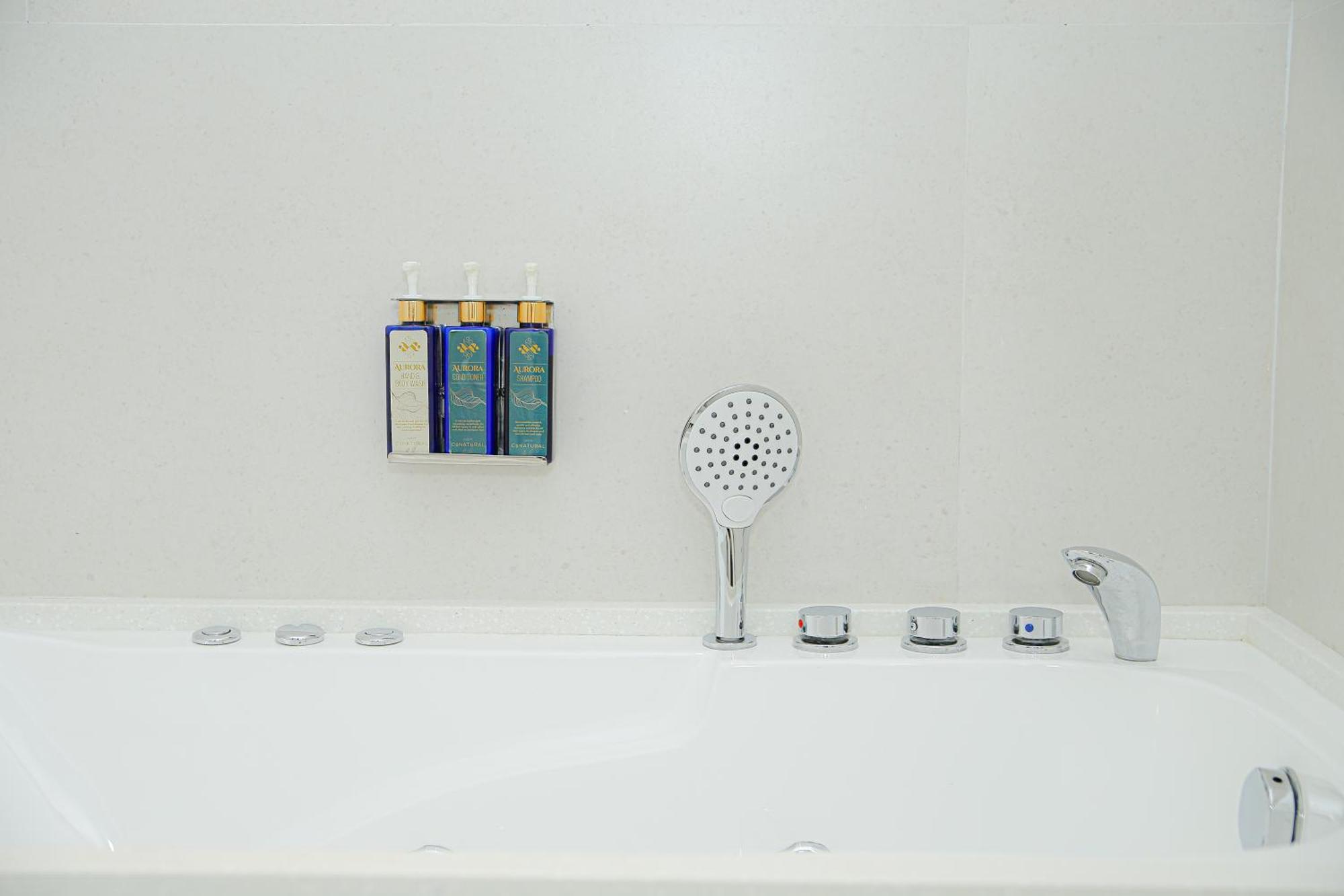 Ambiance Boutique Art Hotel 라호르 객실 사진 A shower bath