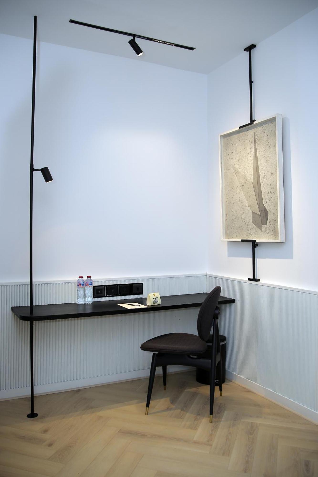 Ambiance Boutique Art Hotel 라호르 객실 사진 Floor and table lamps