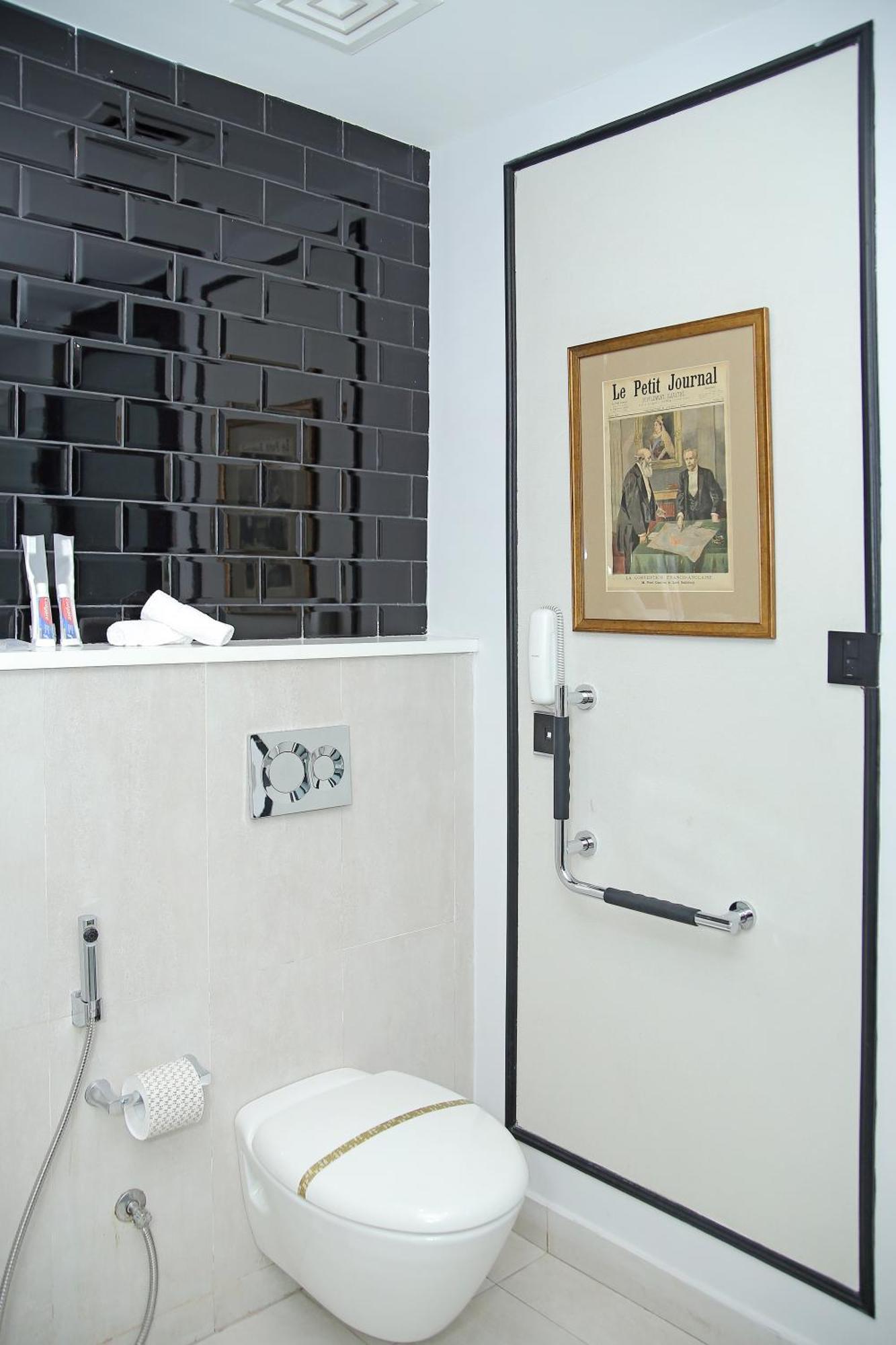 Ambiance Boutique Art Hotel 라호르 객실 사진 A concealed shower valve